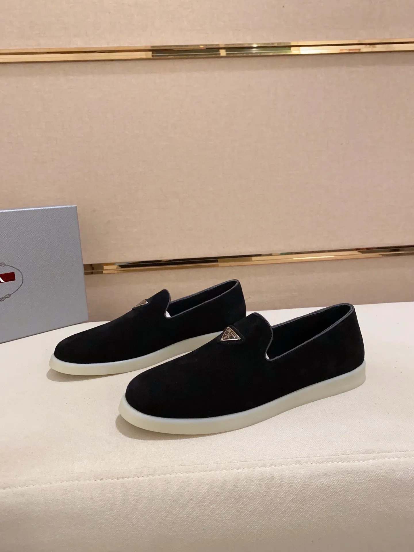 Men's shoes 💰 580💰 ✔️✔️✔️High-quality new PRADA counters are launched at the same time. The new men's shoes and 😘fabrics are selected from high-silk bald cowhide and are made by pure handicrafts. Lining: Full cowhide lining. 👍🏿 High-end ☄️ air-cushion molded anti-slip rubber outsole, exquisite lines, simple and elegant, comfortable and high-end for leisure travel. Code number: 38 to 44 (45 can be customized)